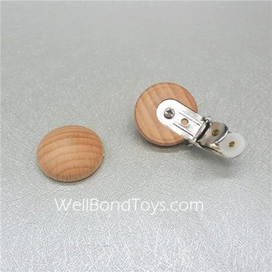 Lovely style Nontoxic wooden baby pacifier clip